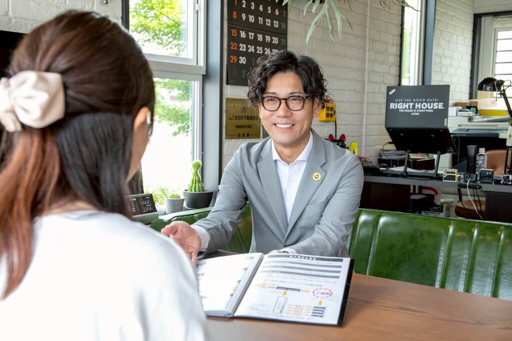 不動産を売却方法を説明する阿部代表